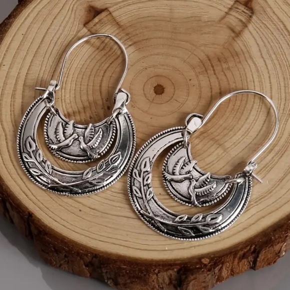925 Sterling Silver Plated Boho Dove Engraved Hoop Earrings - Picture 1 of 5